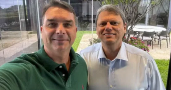 Tarcísio prometeu apoio total a Flávio “na hora certa”, diz Filipe Sabará
