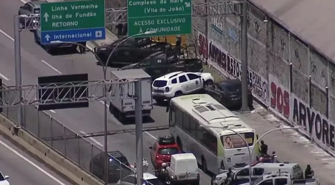 Tiroteio fecha Linha Amarela na Maré e causa interdição no Rio