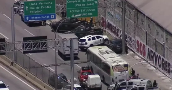 Tiroteio fecha Linha Amarela na Maré e causa interdição no Rio