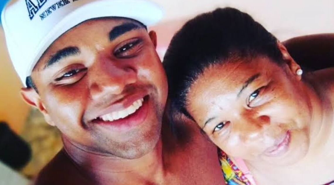 Mãe de Davi Brito descobre casamento pelas redes sociais e desaba em público; episódio repercute entre fãs