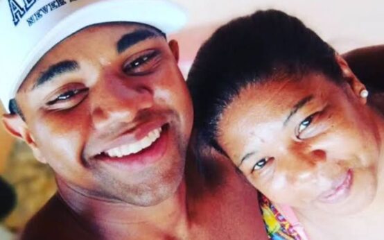 Mãe de Davi Brito descobre casamento pelas redes sociais e desaba em público; episódio repercute entre fãs