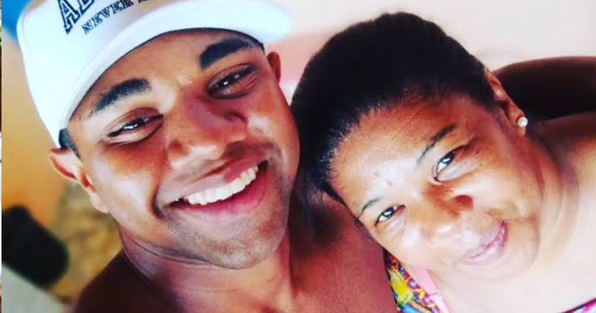 Mãe de Davi Brito descobre casamento pelas redes sociais e desaba em público; episódio repercute entre fãs
