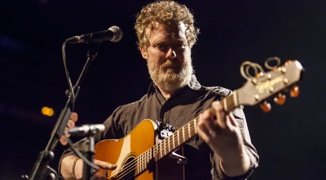 Glen Hansard morre aos 56 anos e deixa legado marcado pelo Oscar e pela música independente