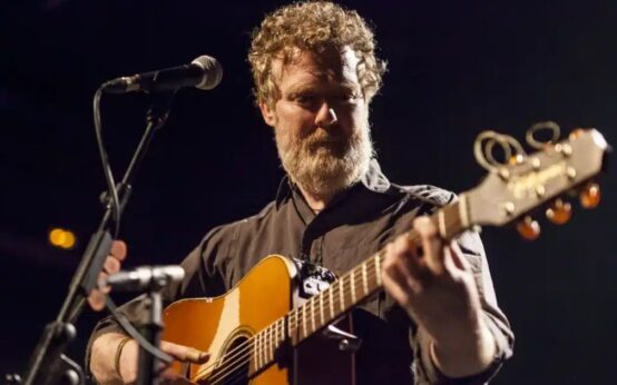 Glen Hansard morre aos 56 anos e deixa legado marcado pelo Oscar e pela música independente