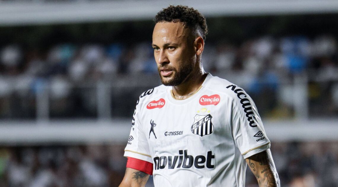 Neymar ganha busto em museu do Santos e se emociona com homenagem: “Fui pego de surpresa”