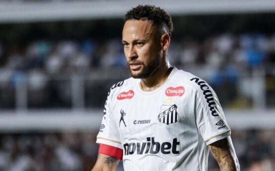 Neymar ganha busto em museu do Santos e se emociona com homenagem: “Fui pego de surpresa”