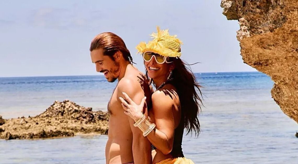 Sabrina Sato exibe barriguinha da gravidez e troca beijos com Nicolas Prattes em álbum romântico