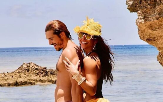 Sabrina Sato exibe barriguinha da gravidez e troca beijos com Nicolas Prattes em álbum romântico