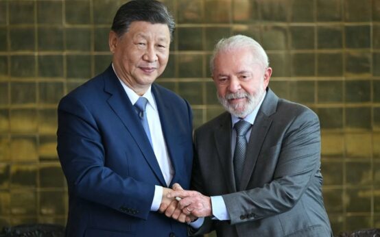 Xi Jinping diz a Lula que China apoia o Brasil na rejeição à interferência externa e reforça parceria estratégica