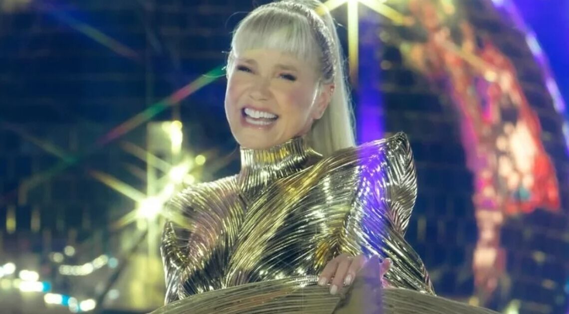 Estilista de Xuxa defende figurino polêmico e afirma que cantora não estava usando “fio dental” em show