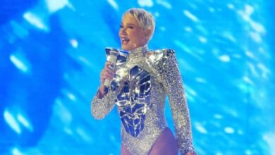 Xuxa recebe críticas por figurino de turnê e responde com bom humor nas redes sociais