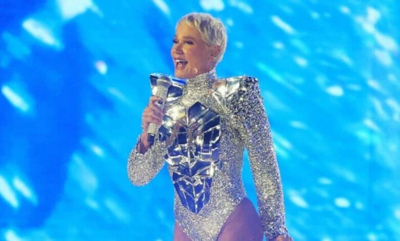 Xuxa recebe críticas por figurino de turnê e responde com bom humor nas redes sociais