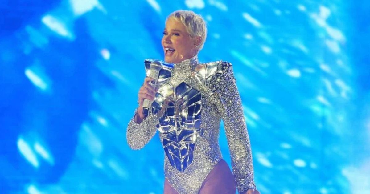 Xuxa recebe críticas por figurino de turnê e responde com bom humor nas redes sociais