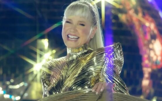 Estilista de Xuxa defende figurino polêmico e afirma que cantora não estava usando “fio dental” em show