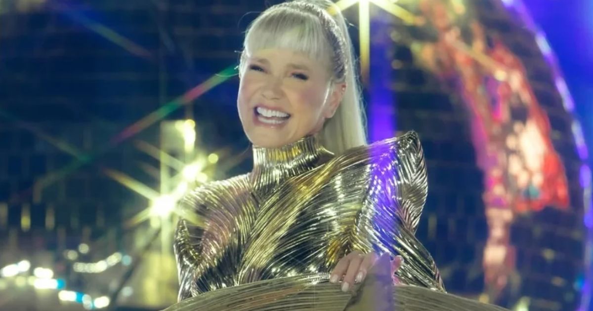 Estilista de Xuxa defende figurino polêmico e afirma que cantora não estava usando “fio dental” em show