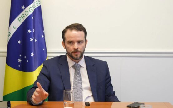 Taxa das blusinhas volta ao debate: Ministério da Fazenda avalia impacto e estuda mudanças na tributação de compras internacionais