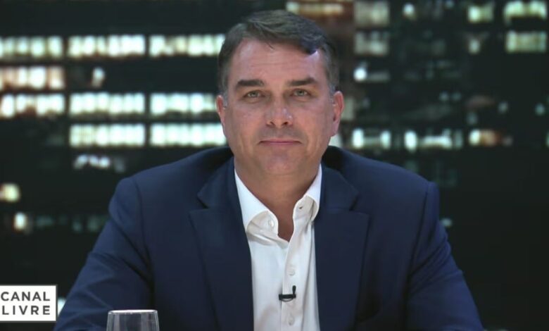 Flávio Bolsonaro reage a caso envolvendo ex-chefe de gabinete de Lula e cobra esclarecimentos