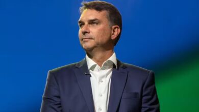 Presidente do Republicanos diz a Flávio Bolsonaro que maioria do partido defende neutralidade na eleição presidencial