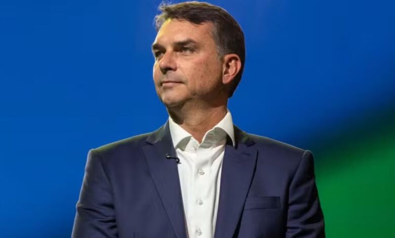 Presidente do Republicanos diz a Flávio Bolsonaro que maioria do partido defende neutralidade na eleição presidencial